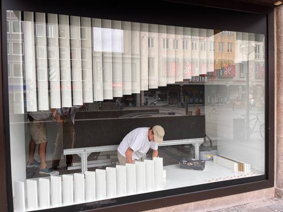 Schaufenster-Installation Luxusmarke – Bild 2